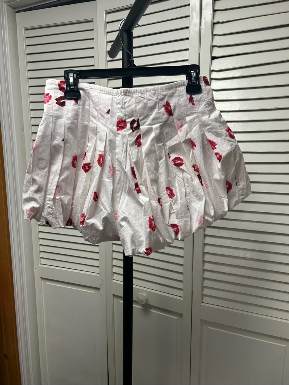Nwot White Mini Bubble Skort with Red Lip Print - Picture 5 of 5